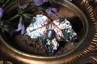 Image 2 of Collana con vera foglia di edera elettroformata in rame con patina celeste e labradorite