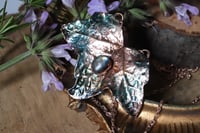Image 3 of Collana con vera foglia di edera elettroformata in rame con patina celeste e labradorite