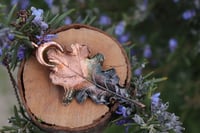 Image 1 of Collana con vera foglia di quercia racchiusa nel rame con patina sfumata teal e luna decorativa