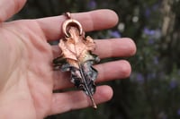 Image 2 of Collana con vera foglia di quercia racchiusa nel rame con patina sfumata teal e luna decorativa