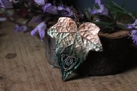 Image 1 of Collana con vera foglia di edera racchiusa nel rame con patina sfumata teal e nodo decorativo