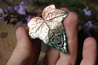 Image 2 of Collana con vera foglia di edera racchiusa nel rame con patina sfumata teal e nodo decorativo