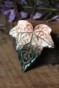 Image 3 of Collana con vera foglia di edera racchiusa nel rame con patina sfumata teal e nodo decorativo