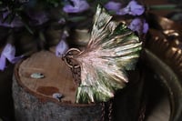 Image 2 of Collana con vera foglia di ginkgo biloba racchiusa nel rame con patina sfumata verde