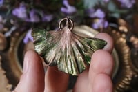 Image 3 of Collana con vera foglia di ginkgo biloba racchiusa nel rame con patina sfumata verde