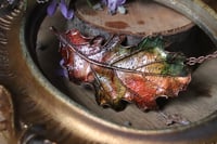 Image 1 of Collana con vera foglia di quercia racchiusa nel rame con patina autunnale