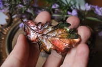 Image 2 of Collana con vera foglia di quercia racchiusa nel rame con patina autunnale