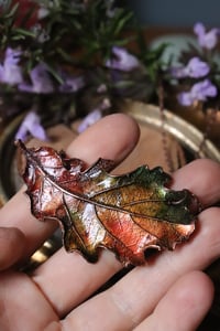 Image 3 of Collana con vera foglia di quercia racchiusa nel rame con patina autunnale