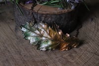 Image 2 of Collana con vera foglia di quercia racchiusa nel rame con patina verde e dorata