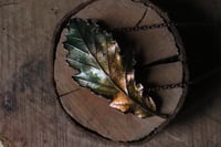 Image 3 of Collana con vera foglia di quercia racchiusa nel rame con patina verde e dorata