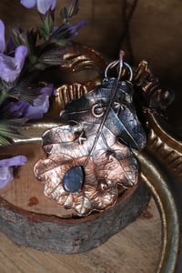 Image 2 of Collana con vera foglia di quercia elettroformata in rame con patina sfumata blu e labradorite