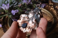 Image 1 of Collana con vera foglia di quercia elettroformata in rame con patina sfumata blu e labradorite