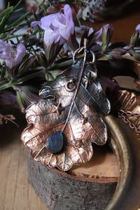 Image 3 of Collana con vera foglia di quercia elettroformata in rame con patina sfumata blu e labradorite