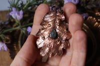 Image 3 of Collana con vera foglia di quercia elettroformata in rame con patina ossidata e labradorite