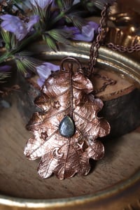 Image 2 of Collana con vera foglia di quercia elettroformata in rame con patina ossidata e labradorite