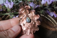 Image 1 of Collana con vera foglia di quercia elettroformata in rame con patina ossidata e labradorite