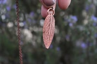 Image 1 of Collana con vera foglia di salvia racchiusa nel rame con patina ossidata