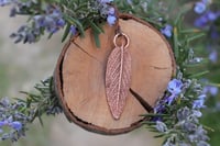 Image 2 of Collana con vera foglia di salvia racchiusa nel rame con patina ossidata