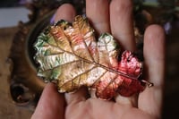 Image 2 of Collana con vera foglia di quercia maxi racchiusa nel rame con patina autunnale