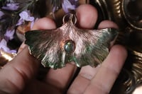 Image 1 of Collana con vera foglia di ginkgo biloba elettroformata in rame con labradorite e patina verde