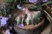 Image 2 of Collana con vera foglia di ginkgo biloba elettroformata in rame con labradorite e patina verde