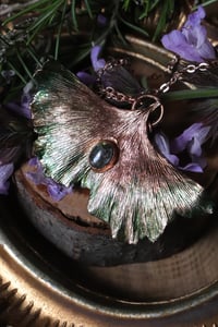 Image 3 of Collana con vera foglia di ginkgo biloba elettroformata in rame con labradorite e patina verde