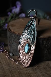 Image 1 of Collana con vera ala di cicala elettroformata in rame con labradorite celeste