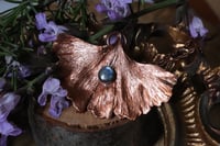 Image 2 of Collana con vera foglia di ginkgo biloba elettroformata in rame con finitura ossidata e labradorite