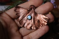 Image 1 of Collana con vera foglia di ginkgo biloba elettroformata in rame con finitura ossidata e labradorite