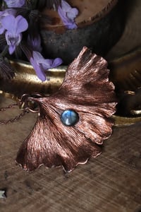 Image 3 of Collana con vera foglia di ginkgo biloba elettroformata in rame con finitura ossidata e labradorite