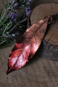 Image 2 of Collana con vera foglia di alloro racchiusa nel rame con patina sfumata rossa