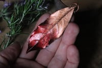 Image 1 of Collana con vera foglia di alloro racchiusa nel rame con patina sfumata rossa