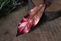Image 3 of Collana con vera foglia di alloro racchiusa nel rame con patina sfumata rossa