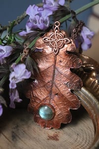 Image 1 of Collana con vera foglia di quercia elettroformata in rame con patina ossidata, labradorite e nodo