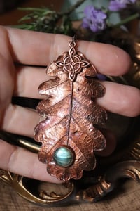 Image 2 of Collana con vera foglia di quercia elettroformata in rame con patina ossidata, labradorite e nodo