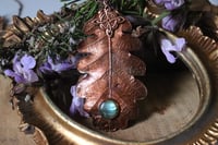 Image 3 of Collana con vera foglia di quercia elettroformata in rame con patina ossidata, labradorite e nodo