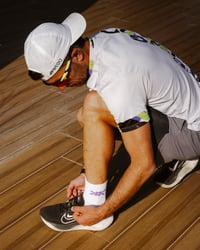Image 2 of Meias Apulso Brancas com Símbolo Roxo