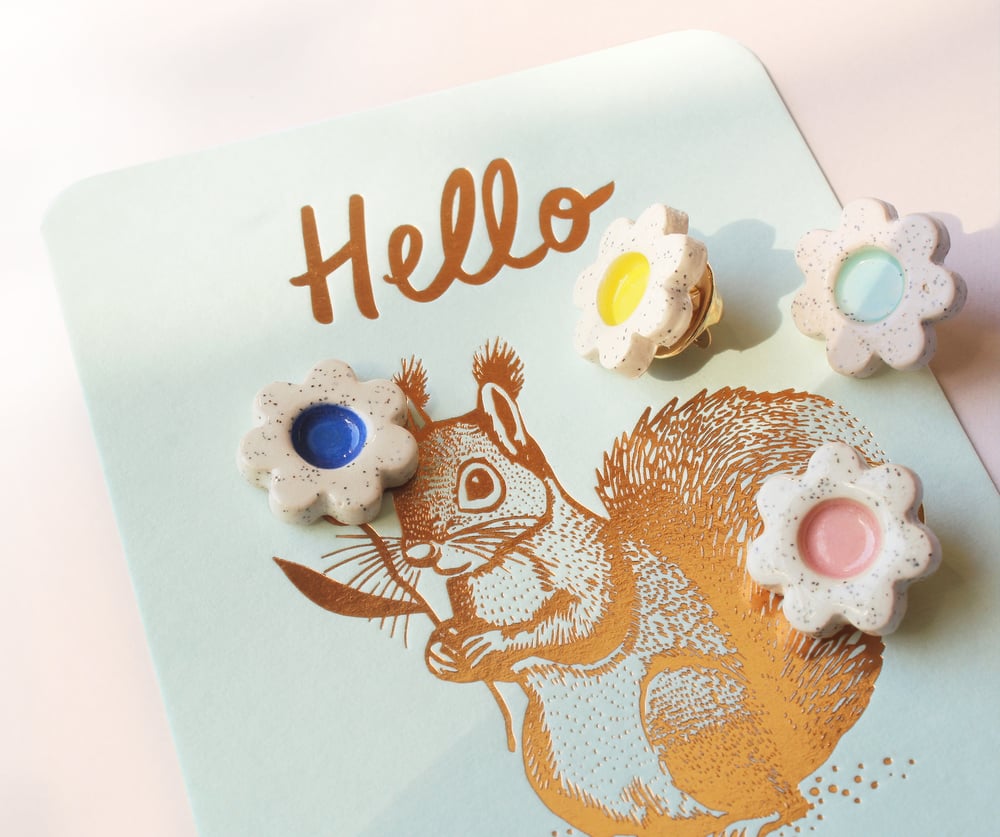 Image of Pin's céramique FLEUR ÉCUREUIL