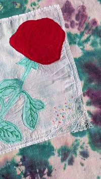 Image 2 of Free motion rose applique boxy T (L)