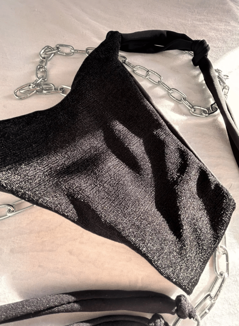 Image of the noir shiny reversible bikini set