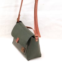 Image 4 of STUDIO LINE Small Box Sling in green and brown