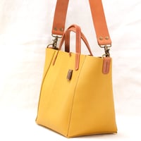 Image 4 of 3-Panel Two-way Tote in vintage yellow