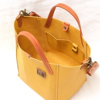 Image 6 of 3-Panel Two-way Tote in vintage yellow