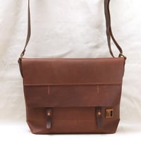 Image 1 of Classic Messenger Medium in vintage brown