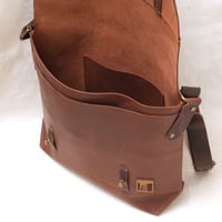 Image 6 of Classic Messenger Medium in vintage brown