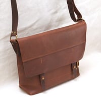 Image 2 of Classic Messenger Medium in vintage brown