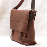 Image 4 of Classic Messenger Medium in vintage brown