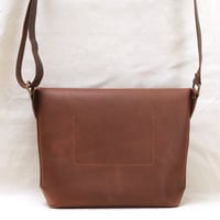 Image 3 of Classic Messenger Medium in vintage brown