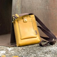 Image 1 of Bandolera mediana amarilla