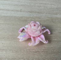 Image 2 of Pack of 15 Lily Flower Beads